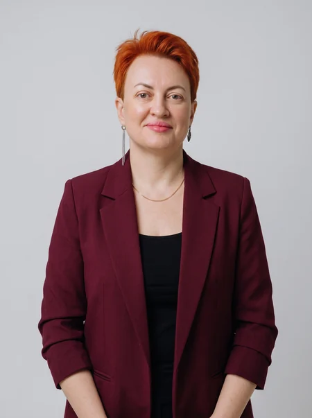 Валентина Сухарева в бордовом пиджаке, портрет